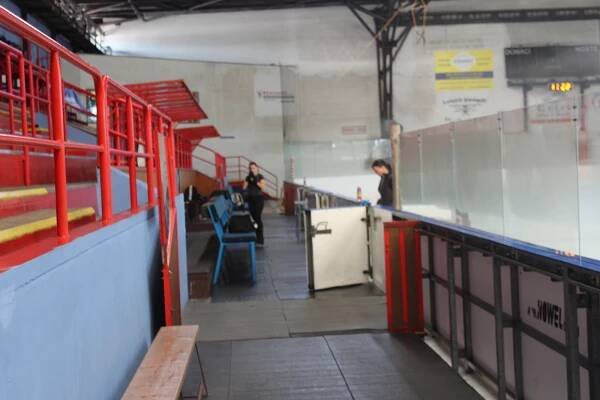 Chcete se zchladit? Na zimním stadionu v Lobečku už začalo veřejné bruslení