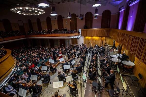 Sezónu Moravské filharmonie otevřel hostující dirigent se světovou premiérou