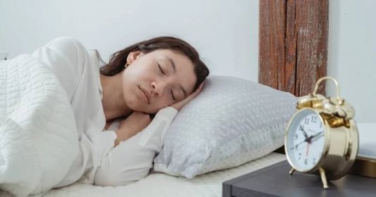 Co udělat pro zdravý spánek? Sedm benefitů odpočinku na levém boku