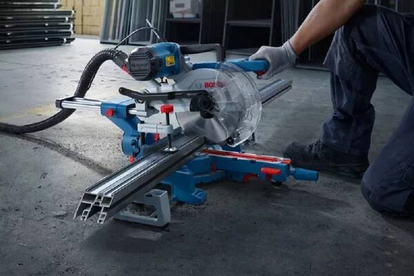 Bosch Professional Kapovací a pokosová pila GCM 254 D