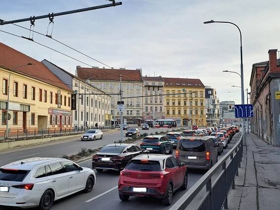 Další rána do dopravy u nádraží. Polovina pruhů na Kolišti, rozkopaná křižovatka