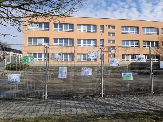 Nápady z lockdownu: Děti na Opavsku vystavují svá díla na ploty škol