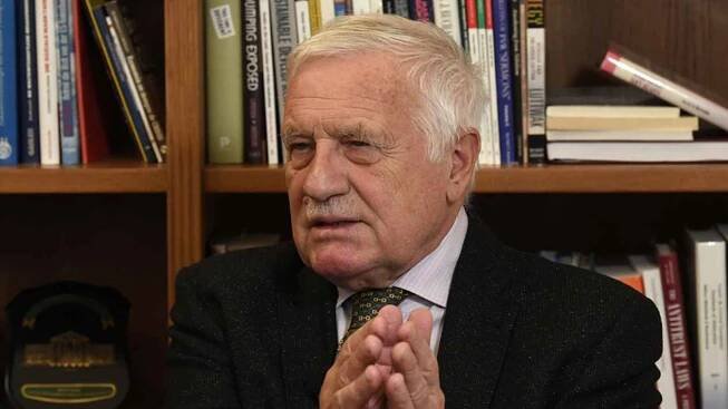 Exprezident Klaus si zlomil kotník. Uklouzl na procházce v Krkonoších