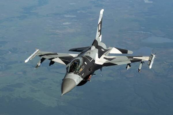 An F-16 Fighting Falcon maneuvers into a refueling position
