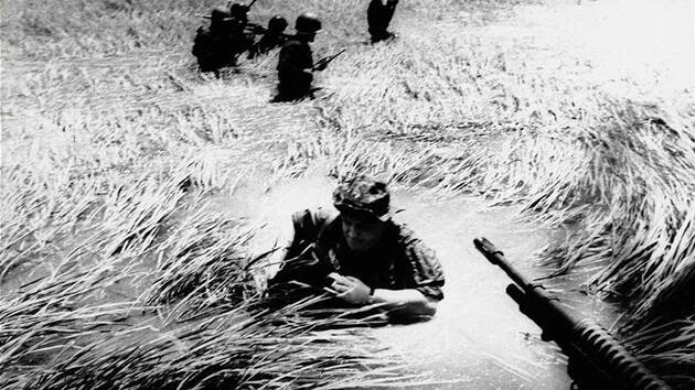 Horst Faas se spolu s jednotkou amerických vojáků snaží během války ve Vietnamu...