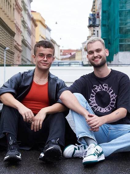 Pražské náměstí ozdobí velkoformátová malba s LGBTQ+ tematikou. Chce pomocí krásy a interaktivního obsahu otevírat dialog s veřejností. „Děláme historii,“ říká spoluautor projektu Kryštof Stupka