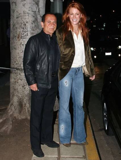 Jeden z mála snímků, na nichž je Joe Pesci zachycen se svou poslední známou přítelkyní Angie Everhart, s níž nakonec zrušil zásnuby. 