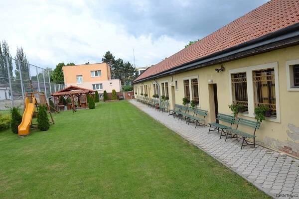 pohled od dvora u školy