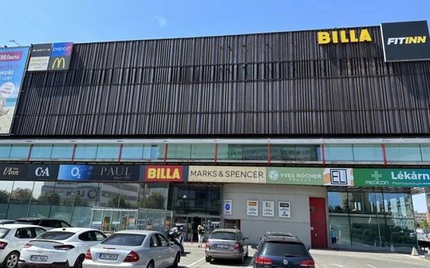 „Kradou jenom Češi,“ říká pracovník ostrahy supermarketu