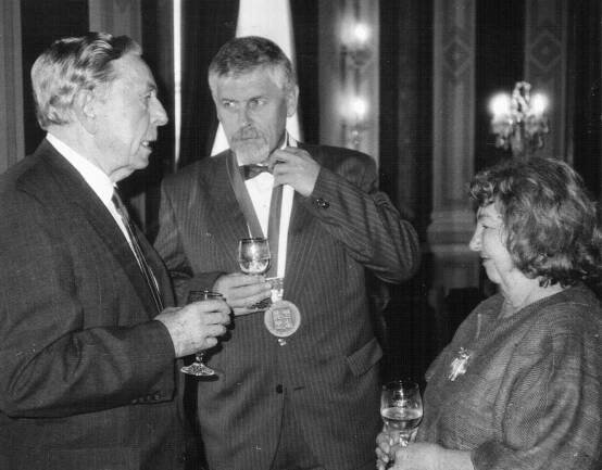 V červnu 1993 udělilo město UH čestné občanství světoznámému klavíristovi Rudolfu Firkušnému. Jako dar obdržel tehdy plastiku Idy Vaculkové (na snímku), vynikající uherskohradišťské keramičky.