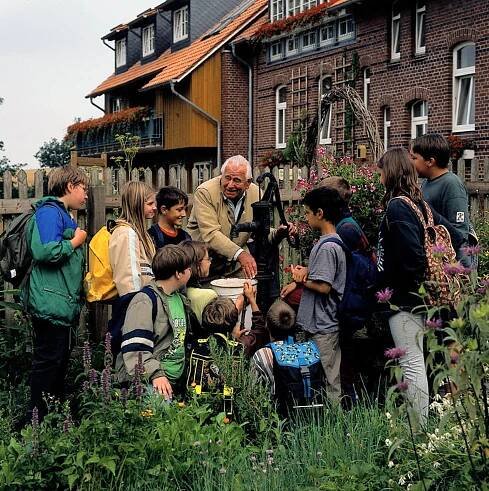 Heinz Sielmann mit Kindergruppe auf Gut Herbigshagen, 1990er Jahre