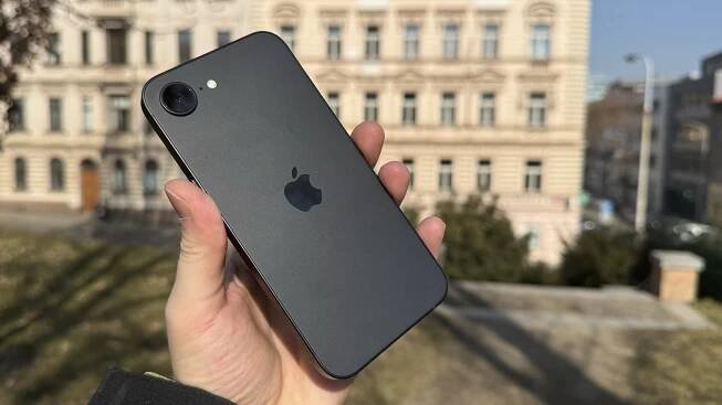 Recenze telefonu Apple iPhone 16e. Určuje novou hranici základu