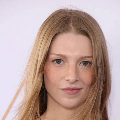 Mit dieser Video-Botschaft äußert sich Hunter Schafer zu ihrem Pass – der Trumps trans* Feindlichkeit verdeutlicht