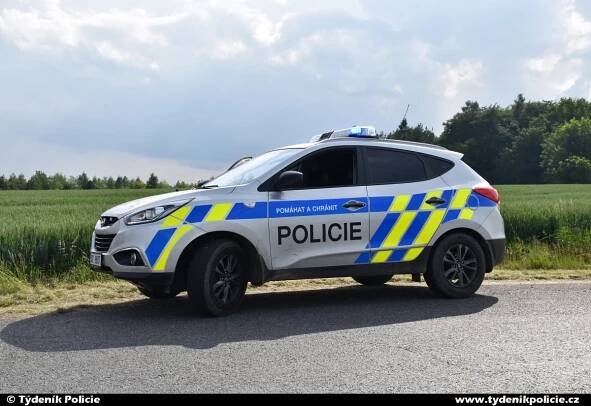 Motorkář nechal po nehodě zraněnou spolujezdkyni v příkopu a ujel | Týdeník Policie