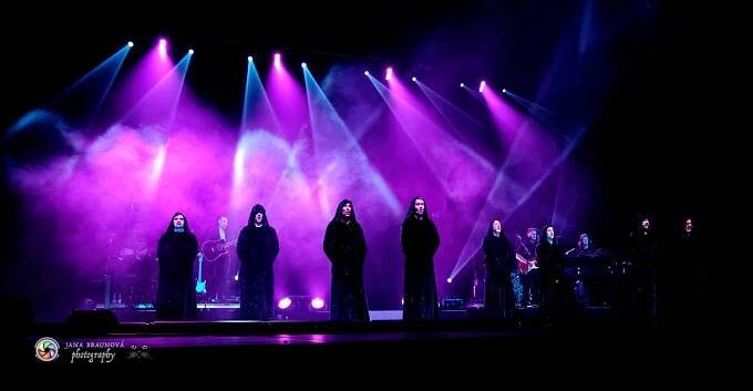 Gregorian s Amelií Brightman přivezli do Prahy světové hity, světelnou show i oheň