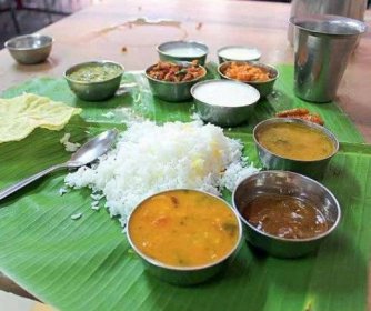 Obědvat v Indii je zážitek. Jak se správně najíst z banánového listu?