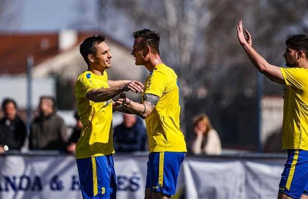 Fotbalisté Neratovic (žluté dresy) v 18. kole divize B porazili Ostrov 3:0.