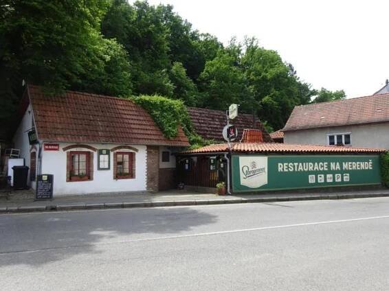 Plíseň na stěnách. Inspekce uzavřela část restaurace Na Merendě v Novém Kníně