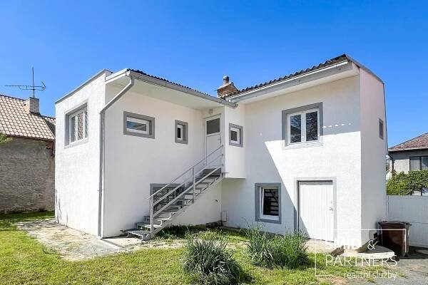 Prodej RD v Krchlebech po rekonstrukci, pozemek 622m2, vjezd, garáž, dílna, sklad, stodola, 6 990 000 Kč
