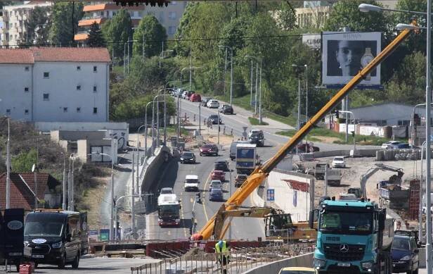 VIDEO: Stavba VMO u Tomkova náměstí v Brně? Řidiče čeká změna dopravního režimu