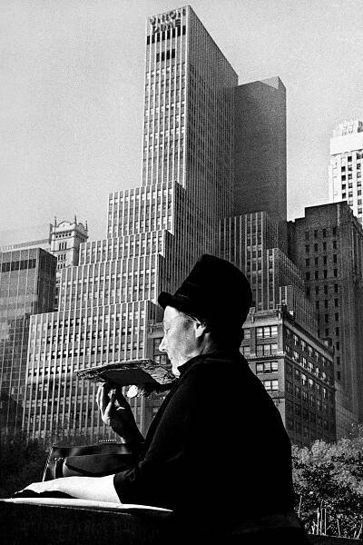 Soubor:Miloň Novotný, Paní slunící se pomocí staniolu, New York, 1964.jpg