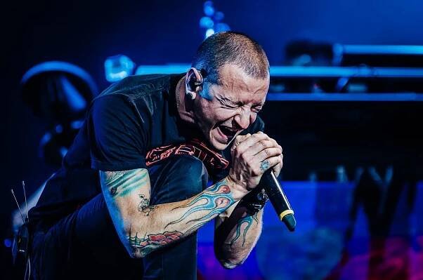 Zatímco fanoušci nadšeně skandovali Linkin Park, on bojoval s démony. Chester Bennington ve vzpomínkách z Prahy a Norimberku