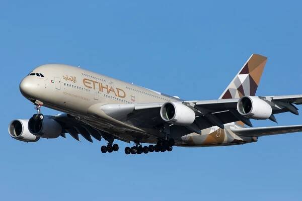 LONDÝN, SPOJENÉ KRÁLOVSTVÍ - 10. února 2020: Etihad (EY / ETD) se blíží k londýnskému letišti Heathrow (EGLL / LHR) s airbusem A388 (A6-APH / 199). — Stock obrázek