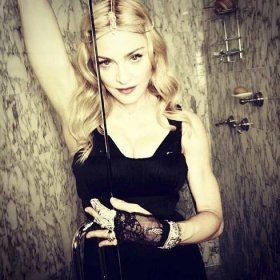 Zpěvačka Madonna oblečená ve sprše.