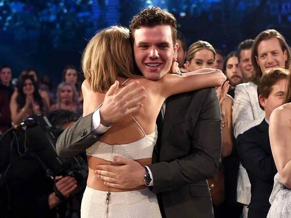 Taylor Swift (L) embraces brother Austin Swift after winning the Top Artist award at the 2015 Billboard Music Awards