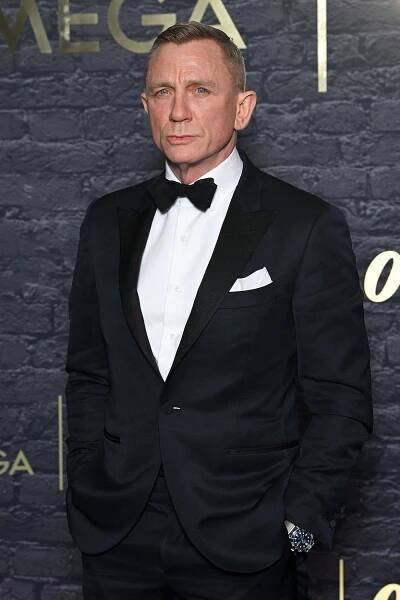 Daniel Craig znovu jako James Bond. Na večírku ho zastínila bývalka Toma Cruise v šatech s napěchovaným dekoltem