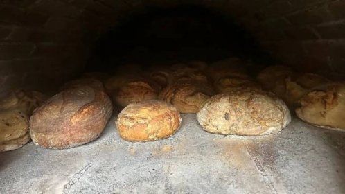 Chleba se peče v peci asi hodinu | foto: Jana Strejčková,  Český rozhlas