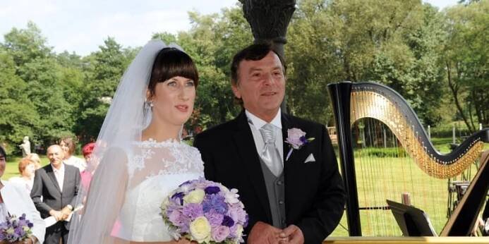 Svatbu měli před 8 lety. Od té doby tvoří šťastný pár a Monika přijala příjmení Trávníčková.