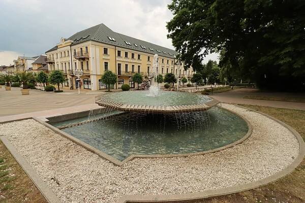 Kráčeli zde Beethoven, Goethe i Němcová, Františkovy Lázně lákají k promenádám