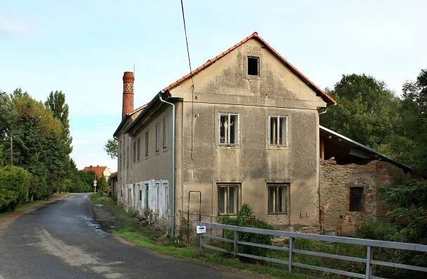 Soubor:Kostomlaty nad Labem, Hronětice, old fatory.jpg