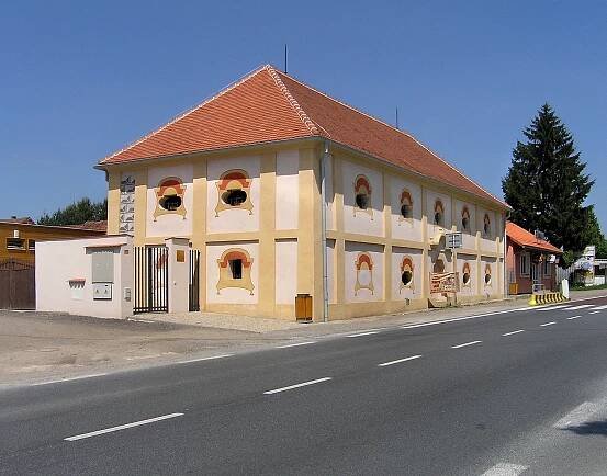 Soubor:Olbramovice, old granary.jpg
