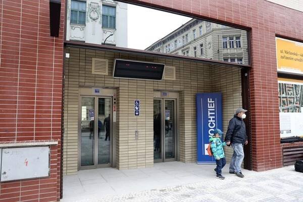 Deset nových přechodů a cyklopruh: TSK dokončila další etapu rekonstrukce Karlova náměstí