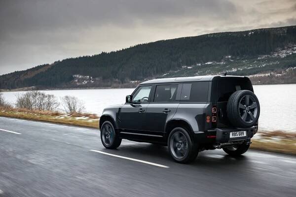 | Land Rover Defender V8 Zdroj: Land Rover