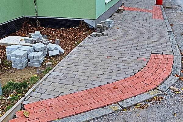 Foto dne: Chodník v Balbínově ulici opravuje Strabag