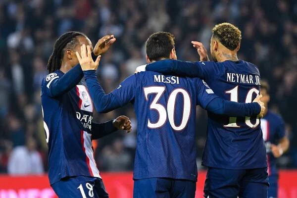 Messiho exhibici v Lize mistrů odneslo Maccabi a PSG postupuje. Dál jde i Dortmund a Chelsea