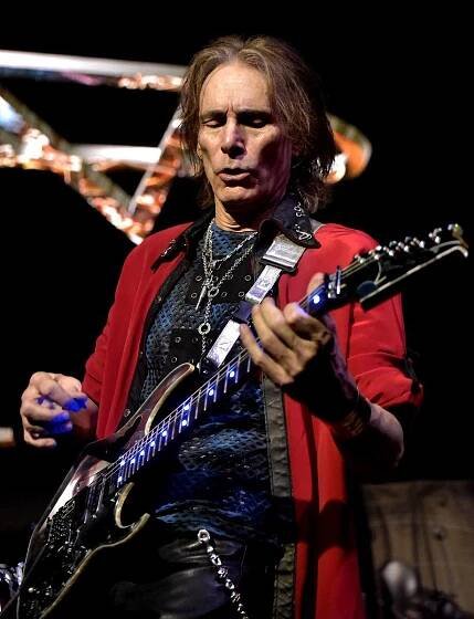 FOTOREPORT: Steve Vai řádil ve vyprodaném Lucerna Music Baru