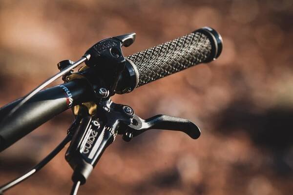 RockShox – Super Deluxe s pružinou, s dálkou a další vylepšení | BikeAndRide.cz