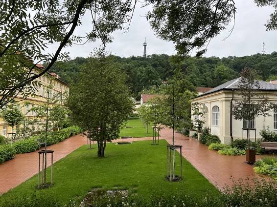 Zahrada pod Petřínem není jako jiné. Pomáhá léčit pacienty v péči sester boromejek