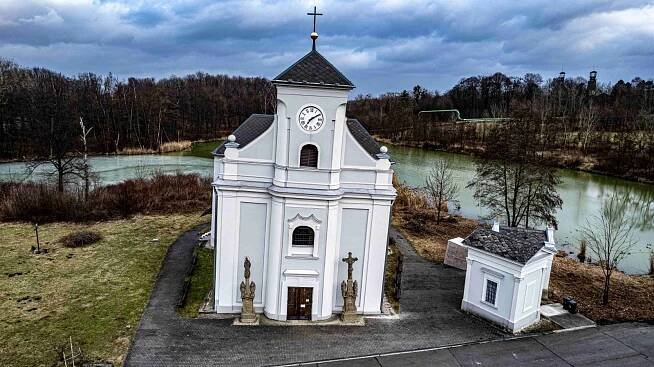 Průmyslová zóna u šikmého kostela v Karviné. Co říká majitel, katolická církev