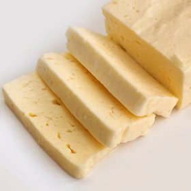Plátkový sýr halloumi, bílé pozadí. — Stock obrázek