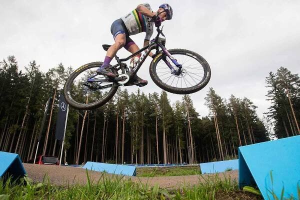 Závod Světového poháru v kategorie mužů Elite v cross country horských kol v Novém Městě na Moravě.