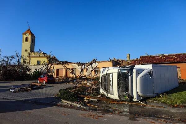 Jako kdyby tudy přešla fronta. Snímky z vesnic, které pustošila bouřka a tornádo