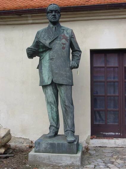 Dříve zdobily střed města. Dnes u soch Šmerala a Klimenta štěkají psi