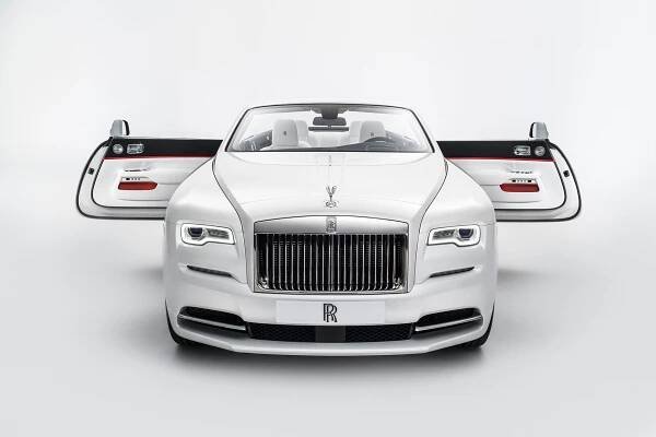 Foto: Rolls-Royce postavil přepychový kabriolet. Má ladit s luxusním oblečením jeho majitele