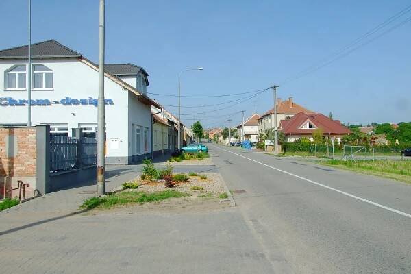Soubor:Brno-Chrlice - Zámecká street from west.jpg – Wikipedie