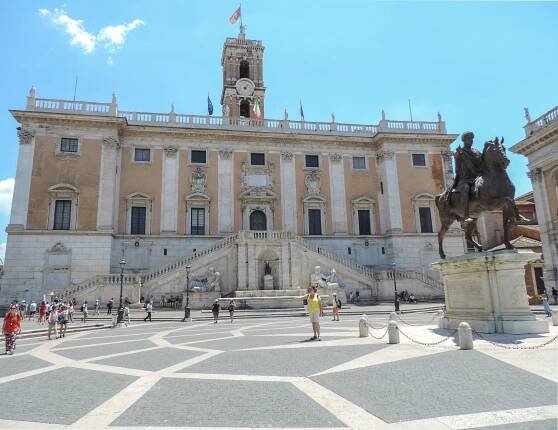 Piazza del Campidoglio in Rome, Italy, featuring the Palazzo Senatorio and equestrian statue of Marcus Aurelius.